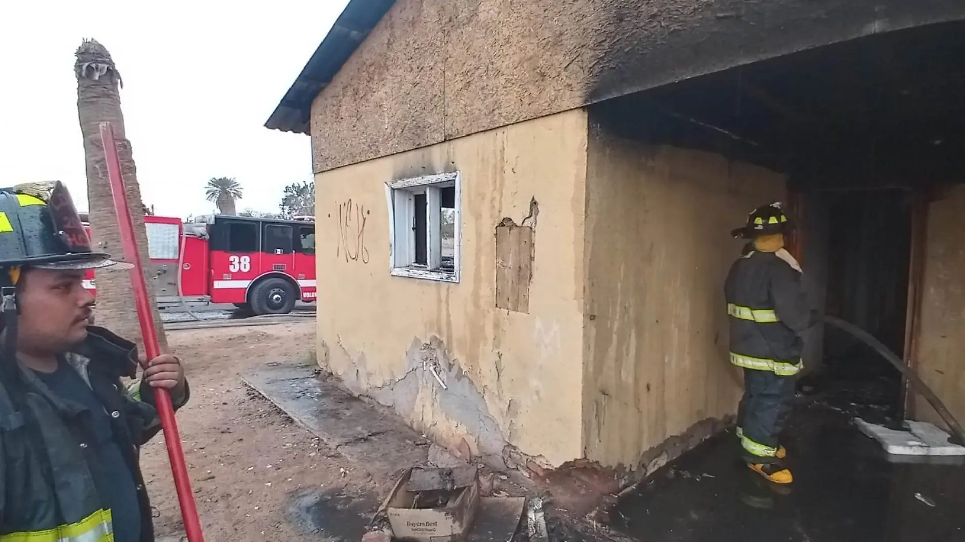 Daños en dos cuartos hubo a causa de fuerte incendio registrado en una casa abandonada por la avenida Guadalupe Victoria y calle 1, colonia Cuauhtémoc.